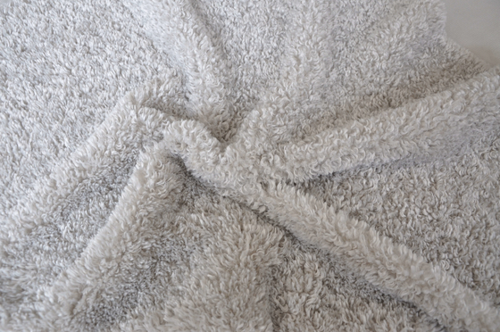 %100 Polyester Kırışmaz ve Dayanıklı, Giysilerinizi Tertemiz ve Zarif Tutar Geri Dönüştürülmüş Çözgülü Örme Kumaş