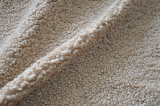 Bej suni sherpa %100 Polyester Veya Yünlü 150cm CW Veya Ayarlanabilir Çözgülü Örme Kumaş Geri Dönüşümlü